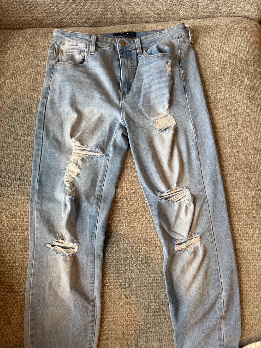 Aeropostale Light Wash Distressed Boyfriend Jegging